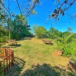 מלון דירות Lustra Garden