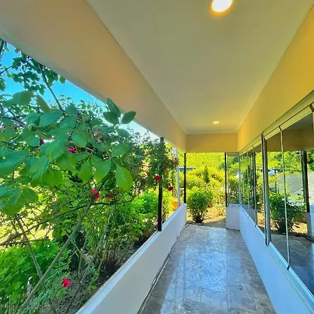 Lustra Garden Aparthotel 4*