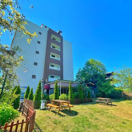 Ξενοδοχείο με διαμερίσματα Lustra Garden 4*