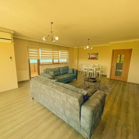Ξενοδοχείο με διαμερίσματα Lustra Garden 4*
