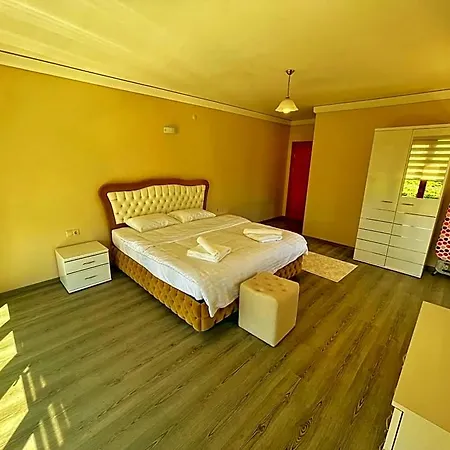 Lustra Garden Aparthotel